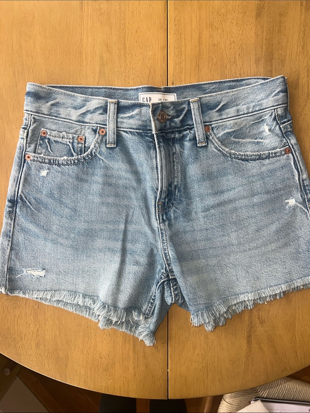 GAP NWOT Faded Blue Denim Frayed Hem Shorts - Sz 25/0R